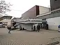 Pohled ze severu na bezbariérovou rampu s betonovým obkladem zábradlí
