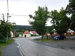 Náves s kaplí sv. Jana Křtitele