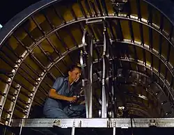 Výroba bombardéru B-24, Cabbie Coleman, původně žena v domácnosti, instaluje na palubu kyslíkové stojany, Consolidated Aircraft Corp., Fort Worth, Texas, 1942