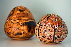 Produktová fotografie zdobených tykví - turistický artefakt