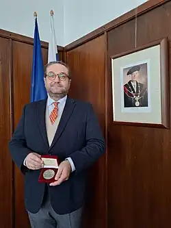 Jakub Handrlica s pamětní medailí Pacta sunt servanda