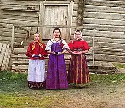 Sergej Prokudin-Gorskij: Mladé ruské křesťanky nedaleko řeky Šeksna, 1909