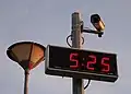Displej času, data a teploty u autobusové zastávky Prosek