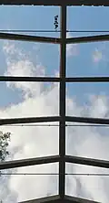 Nádherný průhled přes skleněnou střechu na letní oblohu