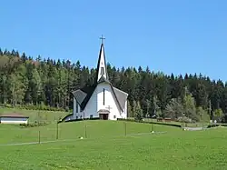 Kostel svaté Zdislavy v dominantní poloze mimo centrum obce