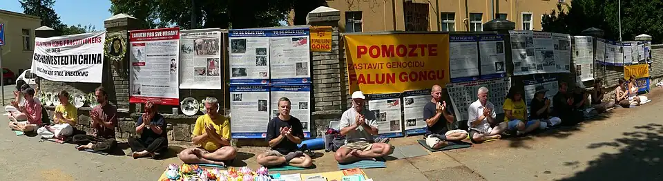 Protestní akce proti pronásledování Fa-lun-kungu v Číně před čínskou ambasádou v Praze 2005.