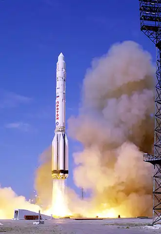 Raketa Proton-K vynáší modul Zvezda