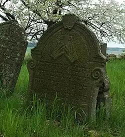 Náhrobek se symbolem žehnajících rukou