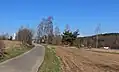 Silnice od vesnice, vpravo dálnice D1