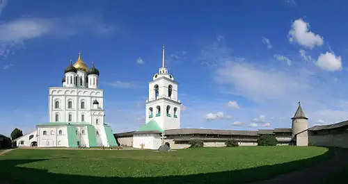 shromaždiště věče, v pozadí katedrála a zvonice