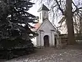 Kaplička a kříž, vpravo kmen lípy