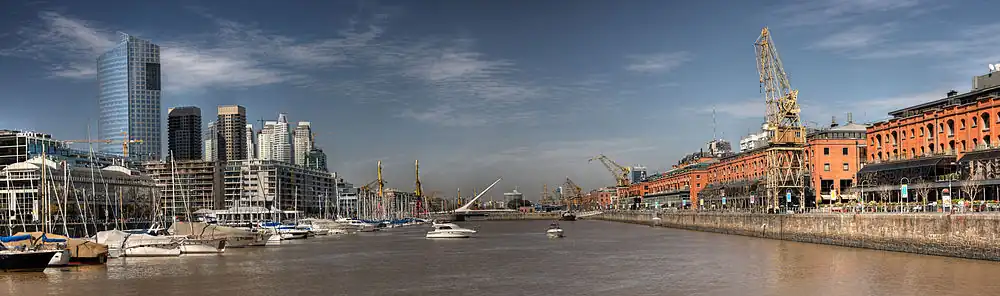 Pohled na čtvrť Puerto Madero ze severní strany doku 3