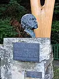 Portrétní hlava Josefa Schöffela vytvořená v roce 1990 Josefem Schöffelem v bronzu, Purkersdorf, Tullerbachstraße / Schöffelgasse