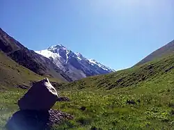 Panorama hory s památníkem v popředí