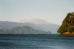Pohled na sopku přes jezero Puyehue