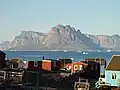 Pohled na Qaarsut, v pozadí hora Uummannaq