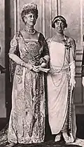 Britská královna Marie s broží typu "stomacher", kolem 1920