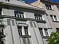 Detail fasády domu Moravská 27, Praha - Vinohrady (půlkruhová "empírová" okna)