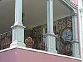Balkon Quinty zdobený azulejos.