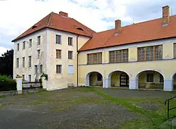 Nádvoří zámku Růžkovy Lhotice