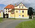 Severní průčelí s bustou Bedřicha Smetany