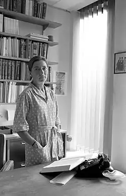 Ruth Baderová Ginsburgová, známá právnička zabývající se diskriminací na základě pohlaví, když ji Gilbertová v roce 1977 vyfotografovala, se později stala soudkyní Nejvyššího soudu.