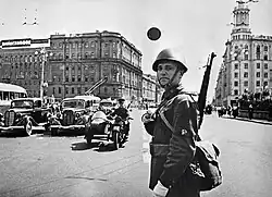 Milicionář na stanovišti v Gorkého ulici, Rusko, Moskva, srpen 1941.