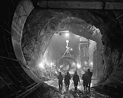 Stavba Nurecké vodní elektrárny, pracovníci v tunelu, kterým voda odtéká z nádrže k přehradě elektrárny, Tádžikistán, 1970