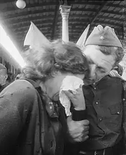 „Slzy štěstí“. Žena je šťastná, že se voják vrátil živý. Rusko, Moskva, 1. červená 1945.