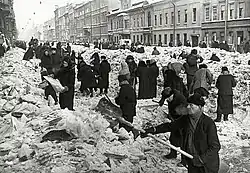 Lidé čistí ulice svého rodného města, zima, 8. března 1942