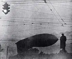„Vojenský balón nedaleko Puškinova pomníku.“ Velká vlastenecká válka, Rusko Moskva, 19. července 1942
