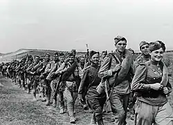 „Vojáci na pochodu“, vojáci Rudé armády na pochodu během Velké vlastenecké války, SSSR, 1. září 1943