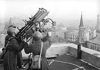 Sovětští protiletadloví střelci na střeše hotelu Moskva. Velká vlastenecká válka (1941–1945).