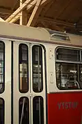 Stupačky s navazujícími madly u dveří tramvaje Tatra T3 (vůz 6149 Praha)