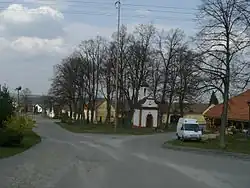 Náves obce s kapličkou