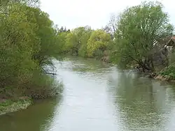 Řeka Rába u obce Molnaszecsőd mezi městy Körmendem a Sárvárem v Maďarsku