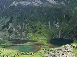 Nižné Račkovo pleso je vlevo vepředu