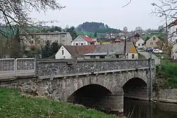 Pohled most a domy v obci z jihu (2014)