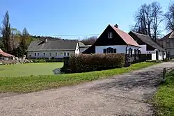 Střed vesnice s rybníkem