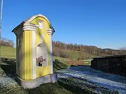 Radhostice - výklenková kaplička.JPG