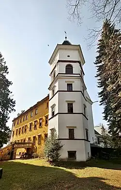 Zámek Radim, věž z parku