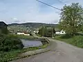 Silnice vedoucí podél vodní nádrže