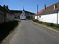 Pohled na kapli ze silnice