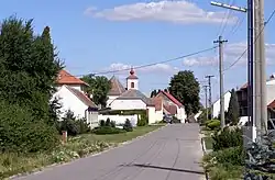 Pohled ke kostelu Čtrnácti pomocníků
