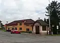 Hospoda a autobusová zastávka
