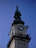 Detailní pohled na vrchol radniční věže
