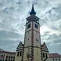 Pohled na renesanční radnici v jádru náměstí F. L. Věka