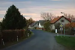 Hlavní cesta v Radošicích