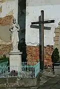 Socha a kříž u kostela