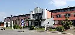 Pohled na staniční budovu.